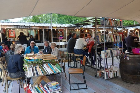 Terrasse_du_restaurant_du_marche_de_la_Seiche__Sevrier__Lac_d_Annecy.jpg