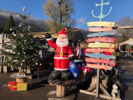 Pere_noel_au_marche_de_noel_a_la_Seiche_-_Sevrier_-_Lac_d_Annecy_-_6_decembre_2020.jpg
