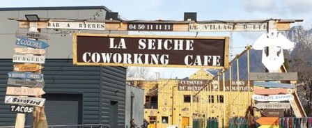 La_Seiche_a_Sevrier._Food_court__bar__restaurants__coworking_cafe__loisirs__jeux._terrasse_long_mini_web.jpg